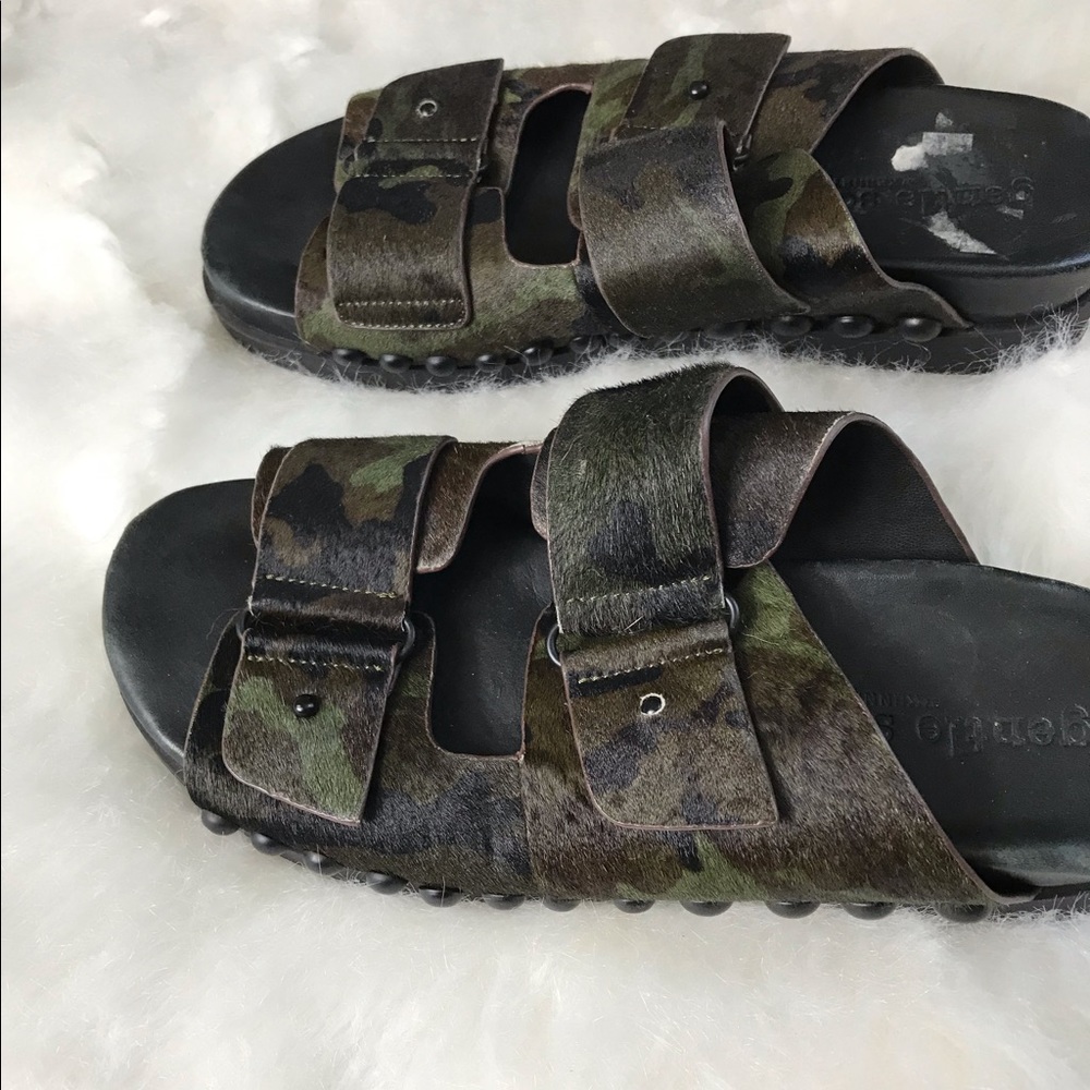 •KENNETH COLE• Gentle Souls Skip Rick Camo Sandal